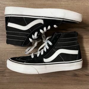 Sk8 Hi Old Skool Hi-top Vans 
in black and white 🛹  •   Unisex sizing!